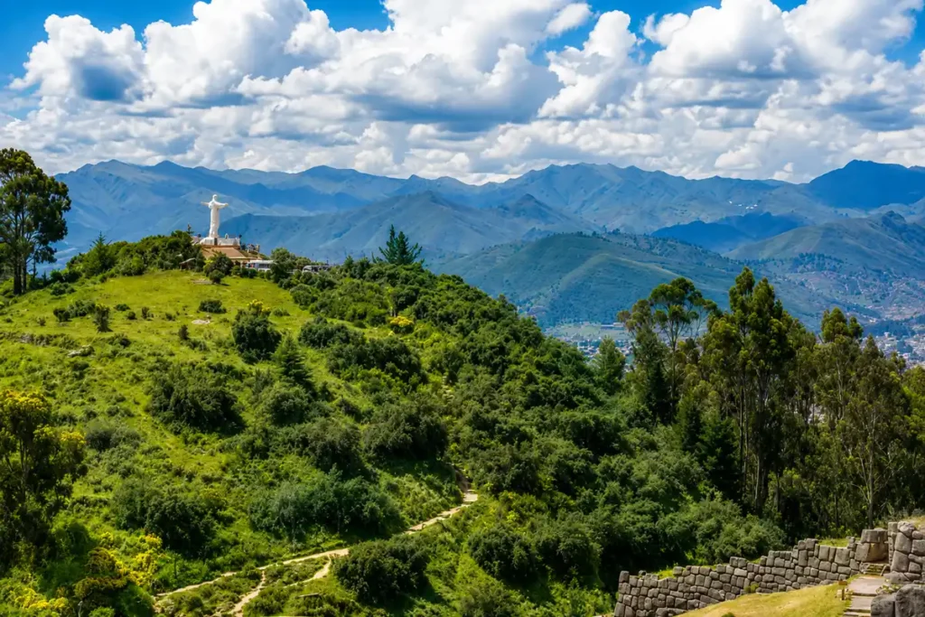 Blick über die roten Dächer von Cusco vom Aussichtspunkt Cristo Blanco