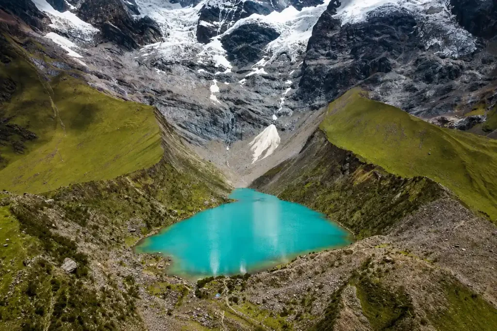 Türkisfarbenes Gletscherwasser des Humantay-Sees bei Cusco
