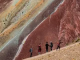 Caminantes en las laderas de colores de la Montaña de 7 Colores