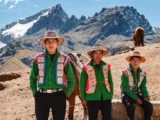 Hombres quechuas locales con vestimenta tradicional en los Andes