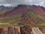 Panorámica de la cresta rayada de Pallay Punchu con la laguna al fondo