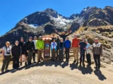 Grupo en el abra de Warmiwañusca (Paso de la Mujer Muerta), 4215 m, el punto más alto del Camino Inca