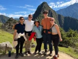 Viajeros con su guía en Machu Picchu el segundo día del Camino Inca corto