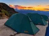 Carpas al atardecer en un campamento de altura del Camino Inca