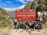 Grupo en el cartel de bienvenida del Km 82, inicio del Camino Inca