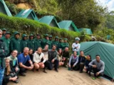Träger und Köche von Andean Moments mit ihren Wanderern in einem Camp am Inka Trail