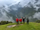 Wanderer mit erhobenen Armen über der Urubamba-Schlucht auf dem kurzen Inka Trail