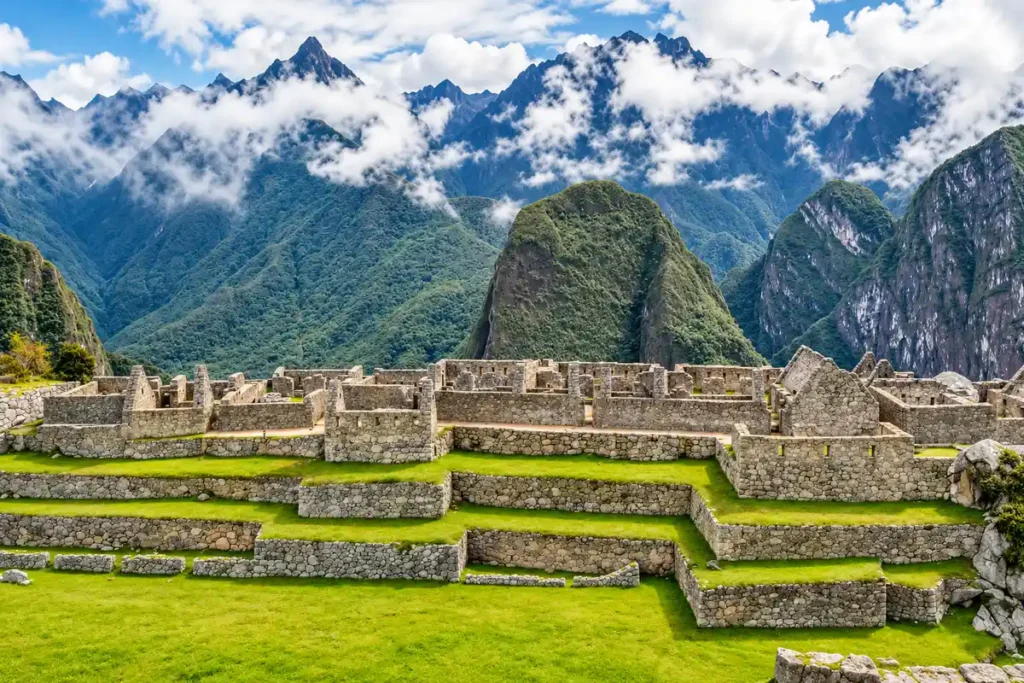 Who lived at Machu Picchu: the stone houses of the urban sector on terraces below Huayna Picchu