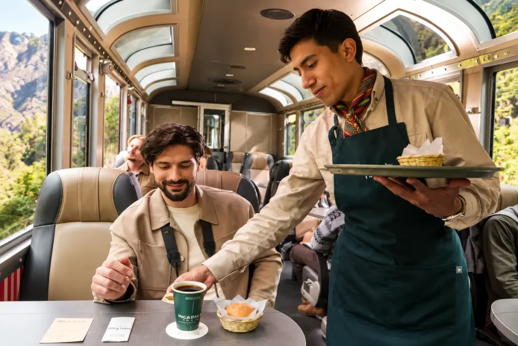 Kellner serviert den andinen Snack in The 360°