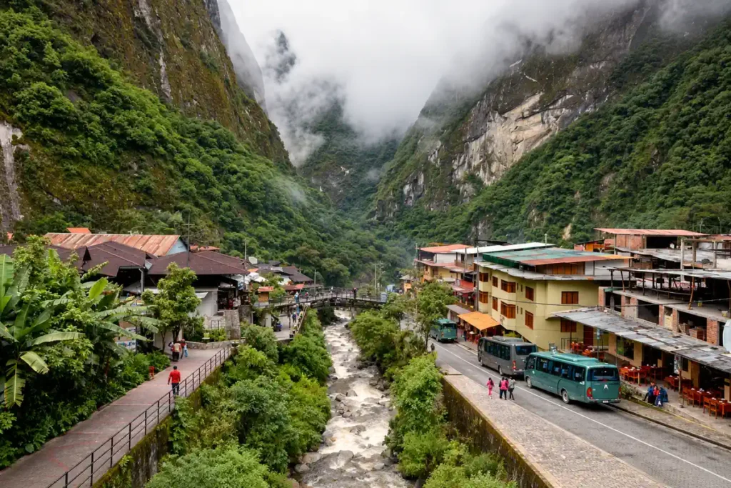 Shuttlebusse von Consettur in Aguas Calientes am Urubamba