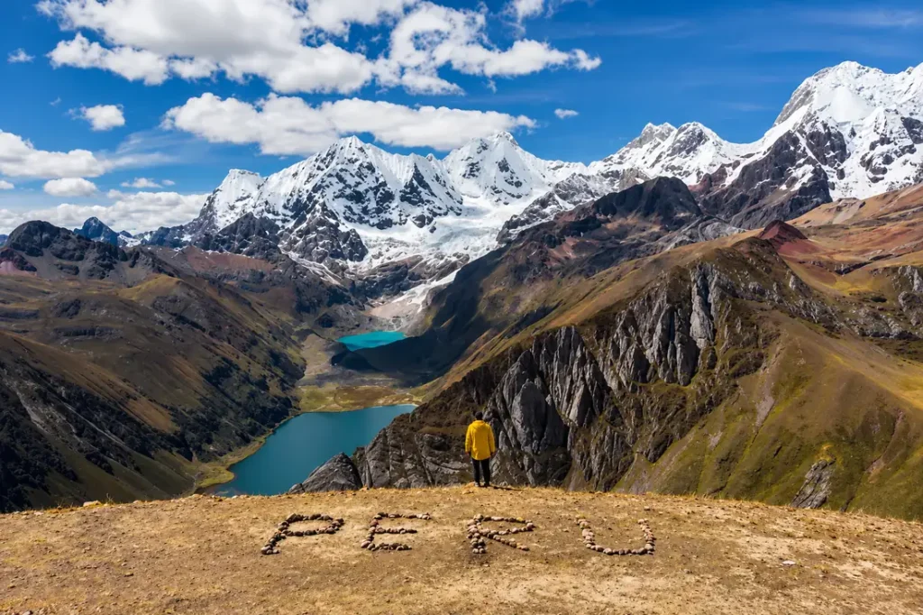 Vista aérea de la Cordillera Huayhuash y la laguna Jahuacocha, el trekking más difícil de Perú