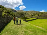 Familie an den kreisförmigen Terrassen von Moray im Heiligen Tal