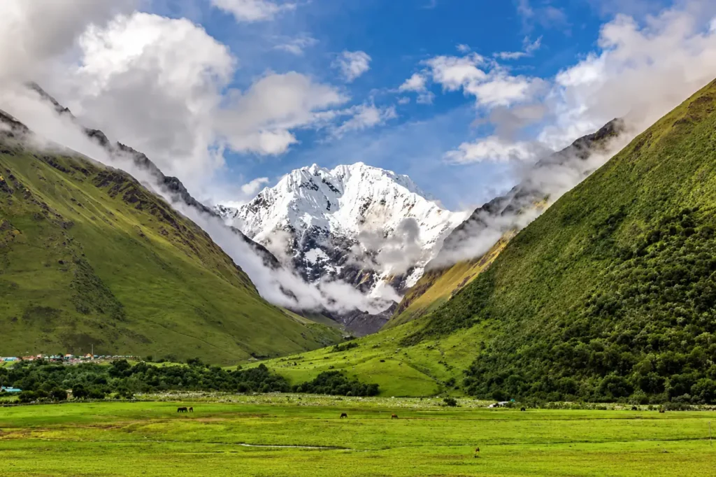 Der 6.271 m hohe Nevado Salkantay über dem Tal unterhalb des Salkantay Pass