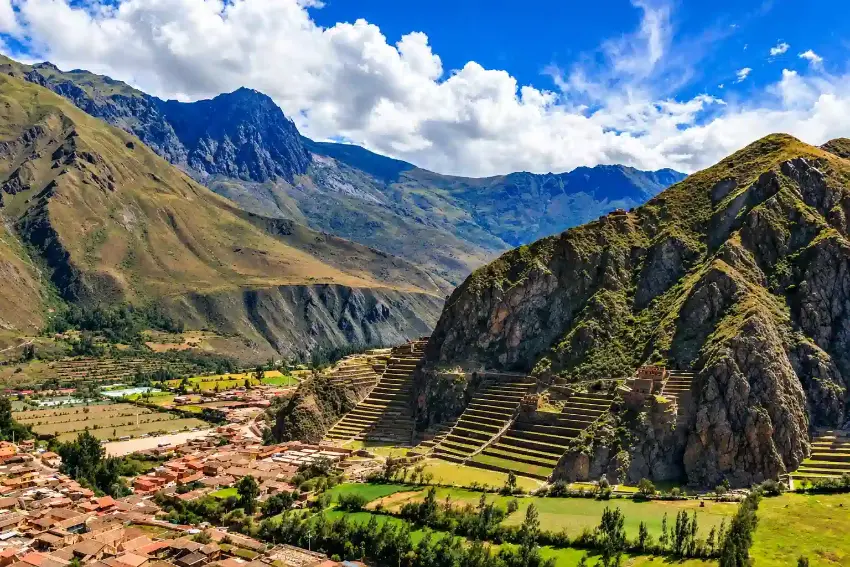 Altitude de Ollantaytambo: terraços incas sobre o fundo do Vale Sagrado, a 2.792 m