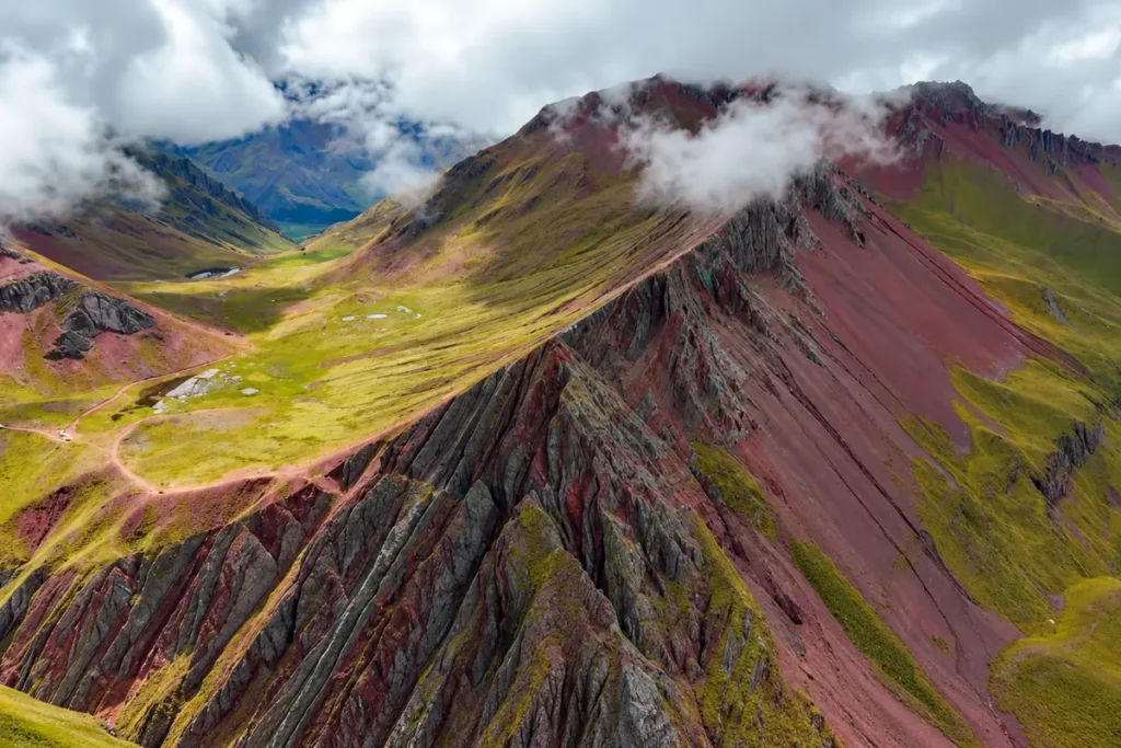 Pallay Punchu, vista aérea das cristas vermelhas e da trilha