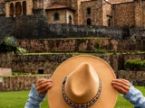 Viajante em frente ao Qorikancha, o Templo do Sol inca em Cusco, no primeiro dia