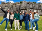 Viajantes nas gigantescas muralhas incas de Sacsayhuaman em Cusco