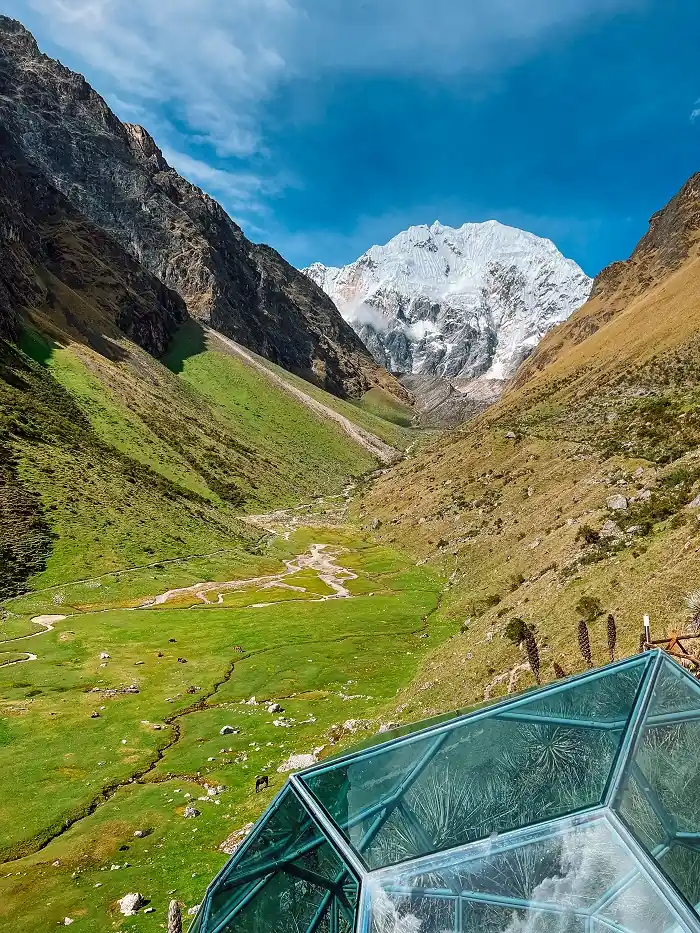 Sky Dome en el Salkantay Trek con el Nevado Salkantay al fondo