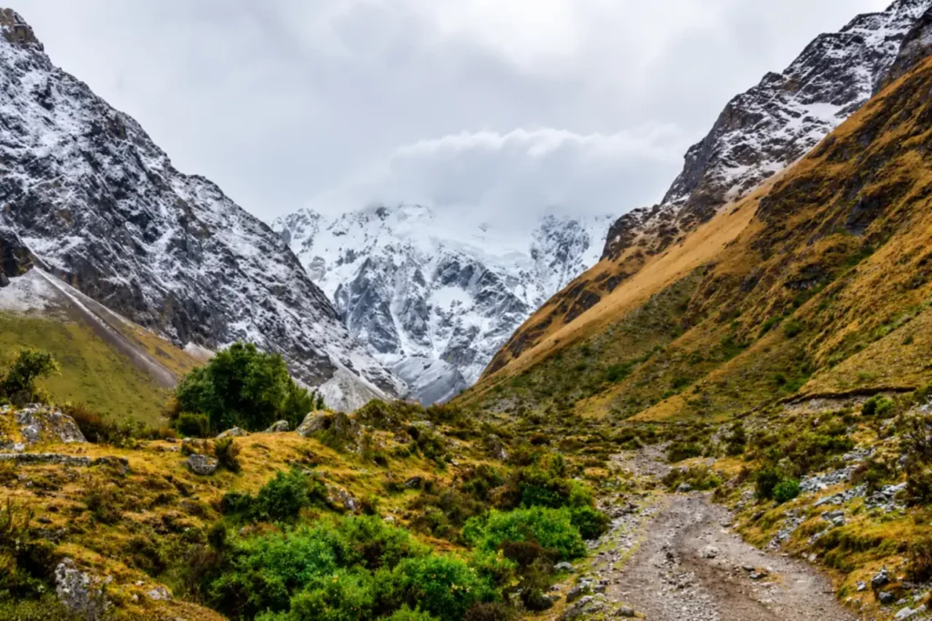 Frischer Schnee auf den Gipfeln am Salkantay Trek in der Regenzeit