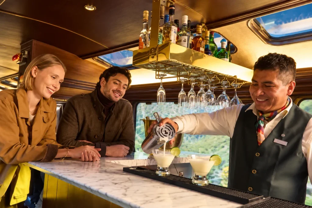 Bartender preparando drinques no vagão bar do The First Class