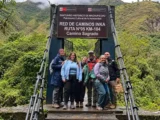 Caminhantes na ponte suspensa do Km 104, onde começa a Trilha Inca de 2 dias