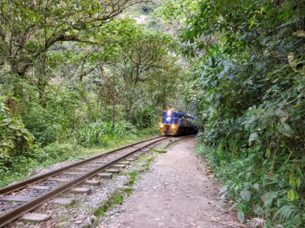 Caminho ao lado da linha do trem de Hidroeléctrica a Aguas Calientes