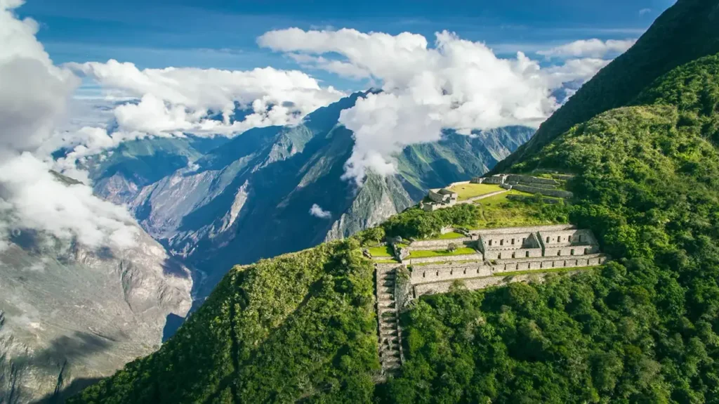 Cidade inca de Choquequirao numa crista sobre o cânion do Apurímac