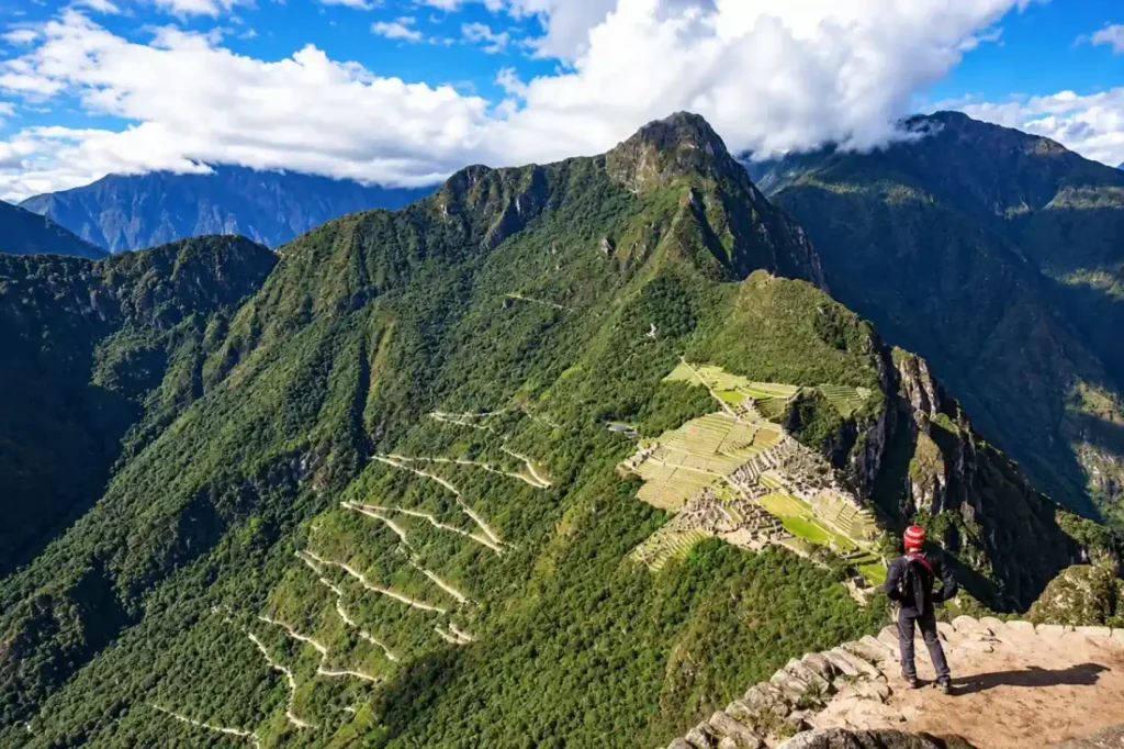 Wanderer auf dem Gipfel des Huayna Picchu mit Blick auf Machu Picchu
